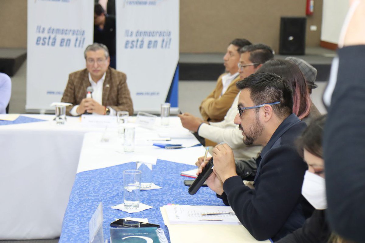 cnegobec's tweet photo. Para optimizar el desempeño de los intérpretes de Lengua de Señas de #EcuadorDebate2023🇪🇨, de este fin de semana, nuestras autoridades se reunieron con #FENASEC, @conadisecu y @anilsec_ecuador.
¡Trabajamos articuladamente y generando 🤝 consensos para fortalecer la democracia! https://t.co/T0IgFDWcZK