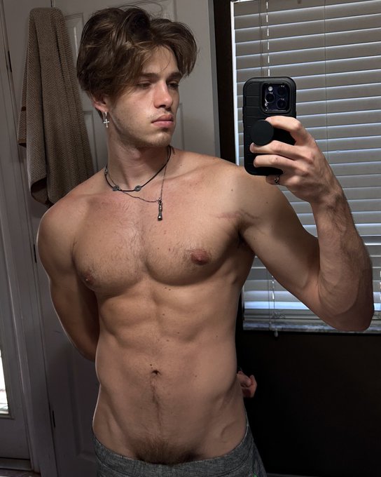 V-line keeps going 👇 https://t.co/lshUDoNgKw<a href="/tag/fitness"class="tags"><span>#fitness</span></a>