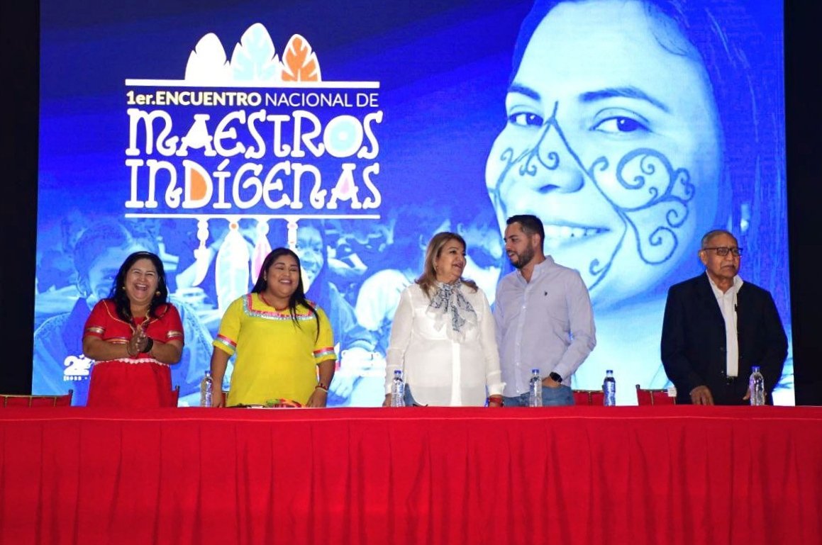 En el marco de la Nueva Época, las 3R.NETS y el Día Maestro/a, hemos instalado el 1er Encuentro Nacional de Maestras y Maestros Indígenas junto a mi hermana <a href="/CLARAVIDALV/">Clara Vidal</a>, <a href="/JulioGarciaZ/">Julio García Zerpa</a> y <a href="/JorgePocaterraA/">Jorge Pocaterra</a>. (1/3)

<a href="/NicolasMaduro/">Nicolás Maduro</a>
@MPPEDUCACION