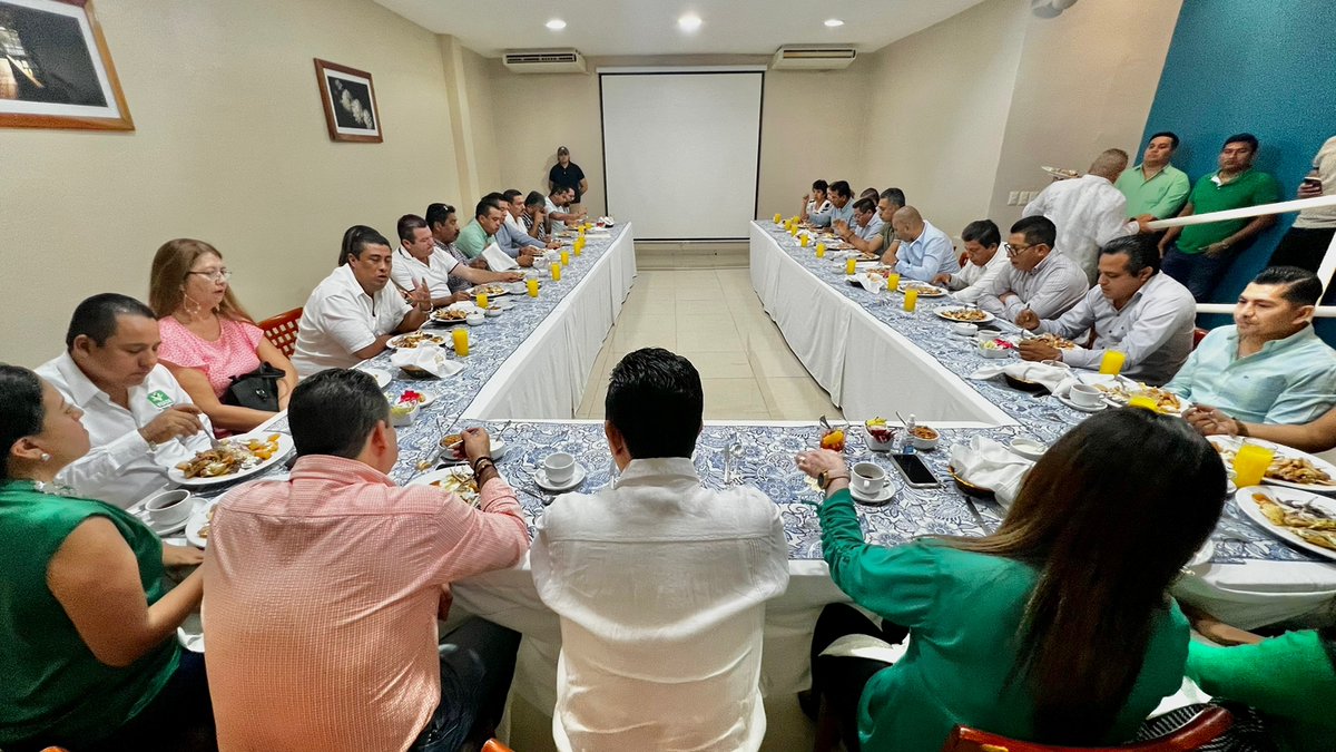 Escuchar las opiniones de personas con experiencia política, para mí es de gran relevancia, ya que como legislador me permite tener un termómetro de las necesidades y propuestas conjuntas que pueden favorecer con un mejor futuro a Chiapas.

Porque mi compromiso es Chiapas...