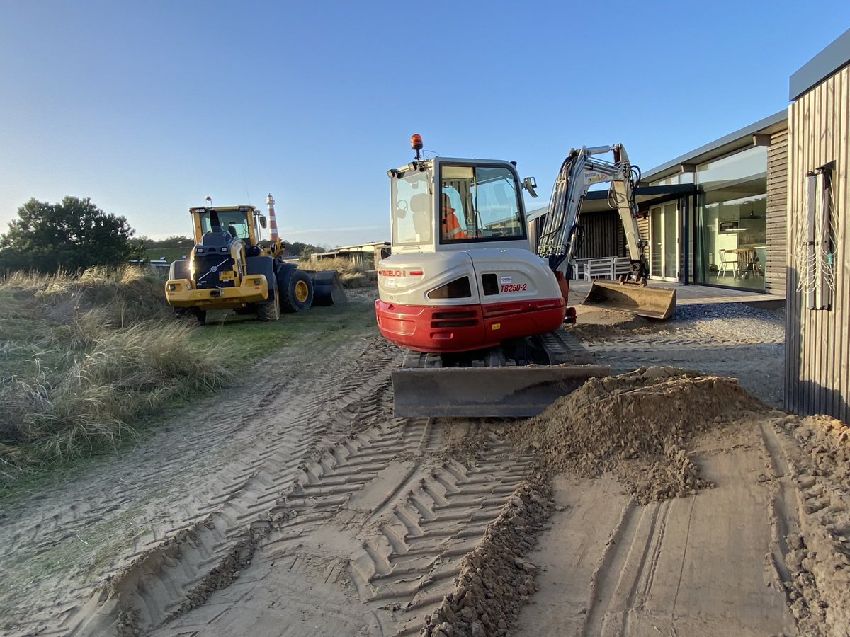 SpoelstrAmeland's tweet photo. Op park Roompot Ameland gestart met het aanvullen van de chalets, zodat ze ook deze zomer er weer prachtig bij staan. https://t.co/SKfgJkTx1h