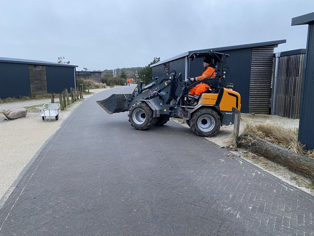 SpoelstrAmeland's tweet photo. Op park Roompot Ameland gestart met het aanvullen van de chalets, zodat ze ook deze zomer er weer prachtig bij staan. https://t.co/SKfgJkTx1h