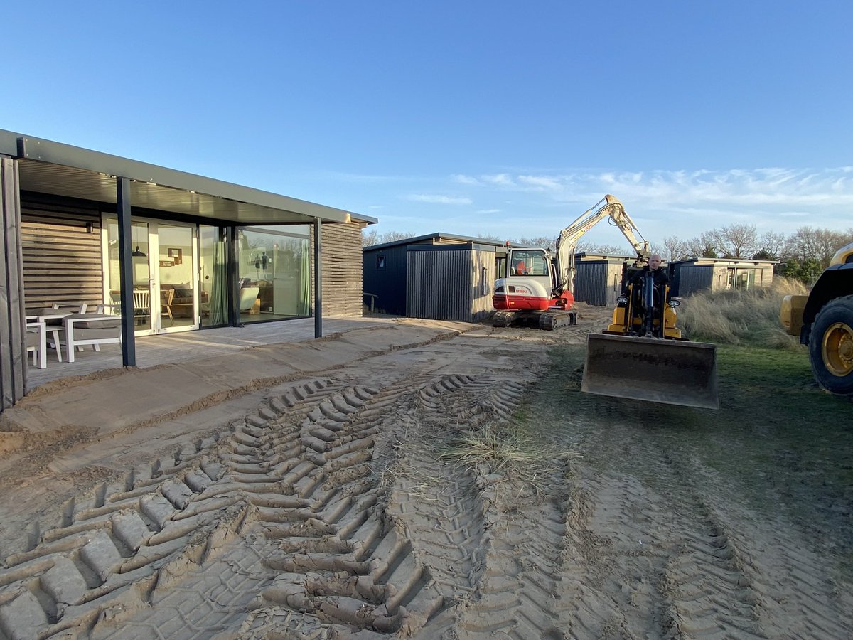SpoelstrAmeland's tweet photo. Op park Roompot Ameland gestart met het aanvullen van de chalets, zodat ze ook deze zomer er weer prachtig bij staan. https://t.co/SKfgJkTx1h