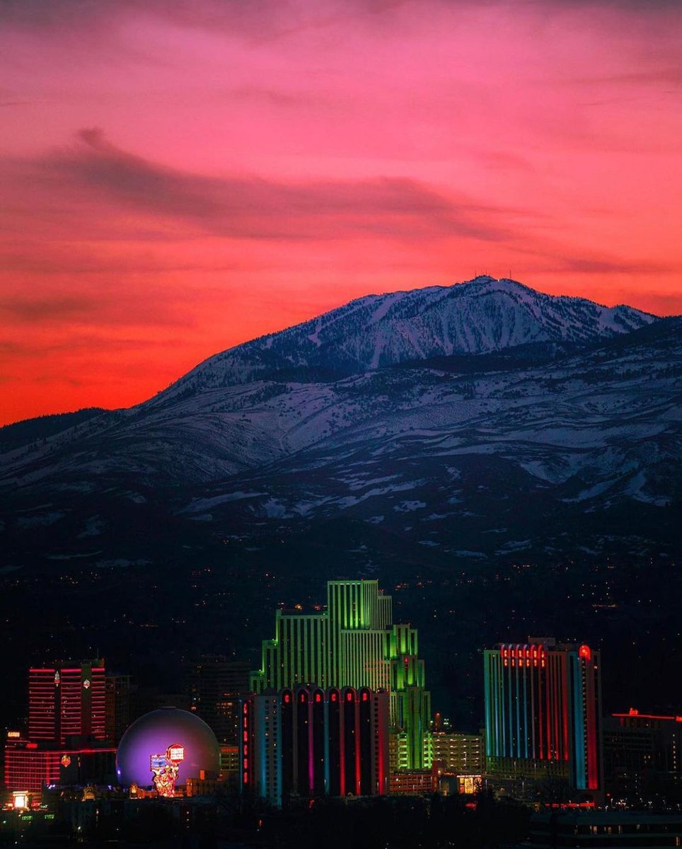 WhitneyPeakReno's tweet image. 😍 Our city. 😍

📸: @bfranks.photography

#renotahoe #tahome #whitneypeakhotel #STAYwhitneypeak