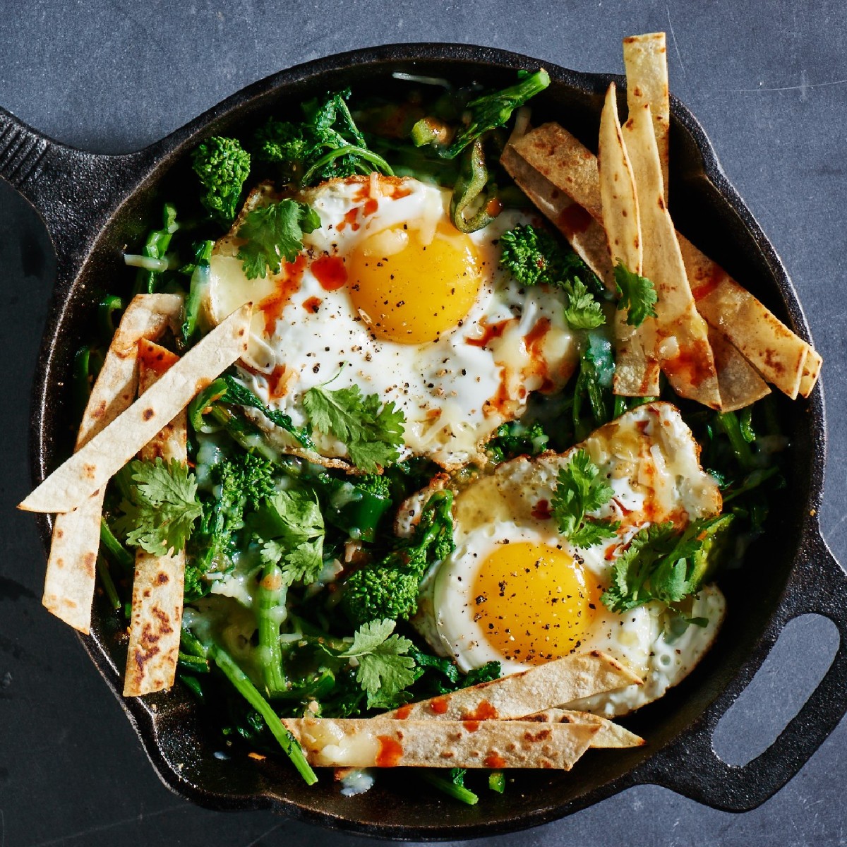 Spice up breakfast this weekend with this broccoli rabe breakfast skillet 😋🥦🌶️ Check it out now in our #linkinbio for the full recipe! #eatbroccolirabe #Andyboyproduce #eatyourveggies #broccolirabe