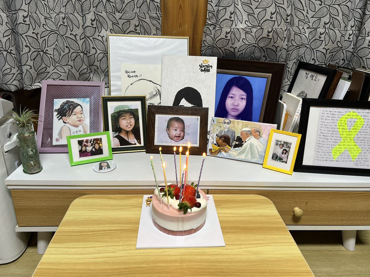 사랑하는 이쁜딸 
생일 축하해.

유민아
외롭지 않게 친구들과 행복하게 잘 지내고 있지?
아픈데는 없고 건강한게 잘 지내고 있는거 맞지?

우리딸!
아빠 딸로 태어나줘서 
너무 고맙고
많이 많이 사랑해

이쁜딸 너무 많이 보고싶다 ㅠㅠ