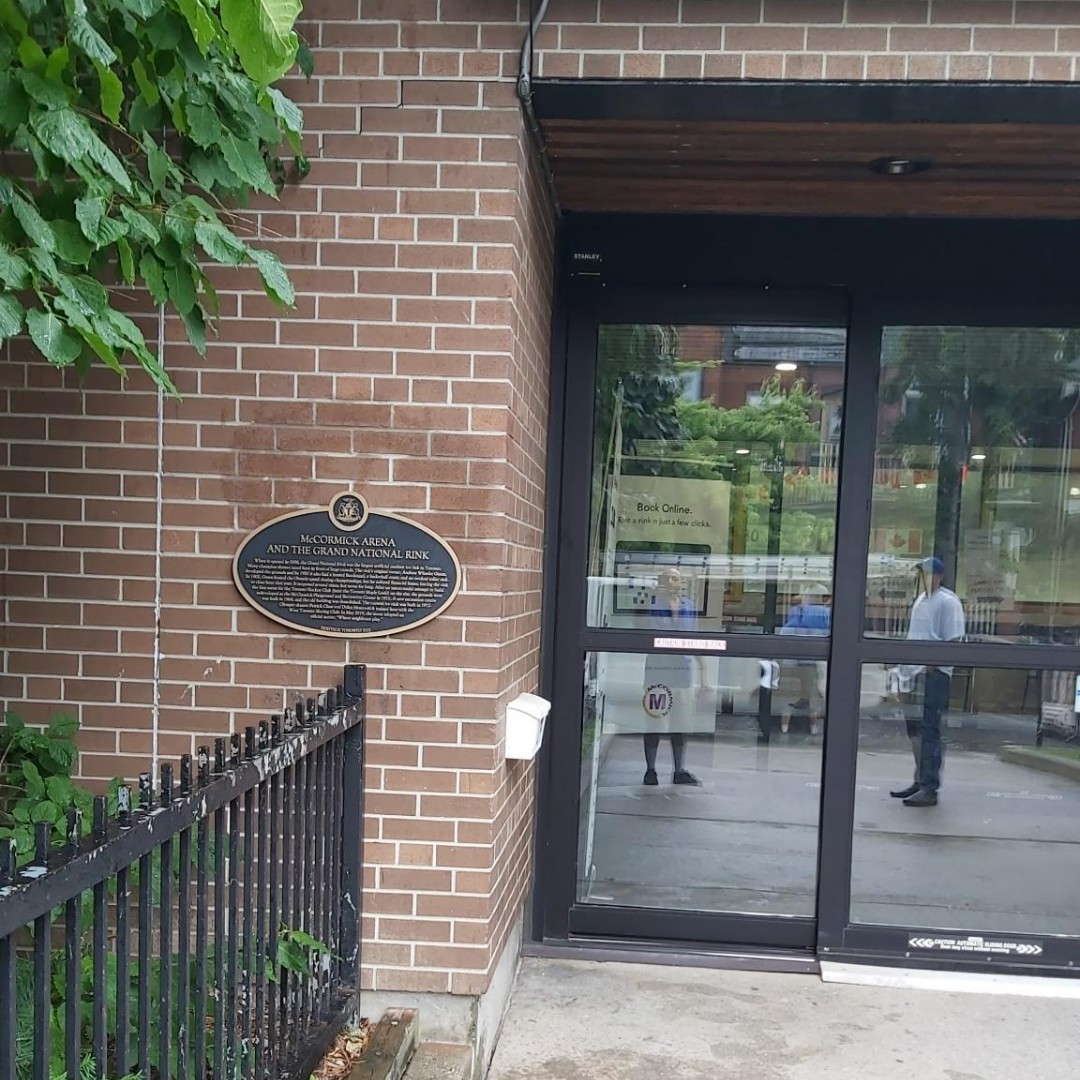 #PlaqueFriday - For #iceskating &amp; #wintersports fans, it's the McCormick Arena &amp; the Grand National Rink (the largest artificial outdoor ice rink in TO when it opened in 1896 &amp; where Olympians <a href="/Pchiddy/">Patrick Chan</a> &amp; <a href="/DylanMoscovitch/">Dylan Moscovitch</a> trained).
#alwaysreadtheplaque: ow.ly/iSek50MqEoM