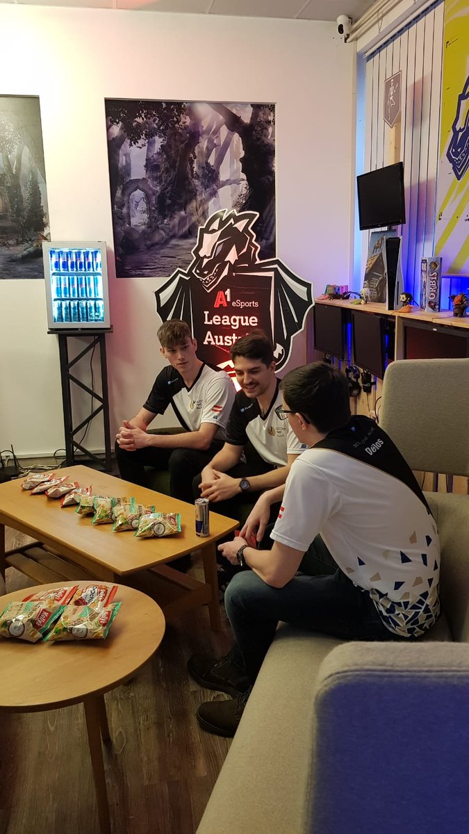 [#MakeYourMark]
Season Opening by <a href="/A1eSports_AT/">A1 eSports</a> + <a href="/LoLGermany/">League of Legends DE</a> 

Zu sehen: High Level Strats für die Aram Challenge mit <a href="/Fibe_LoL/">Fibe | Kilian</a> <a href="/REALCasbah/">Casbah</a> <a href="/DevilosEUW/">Devilos</a> 

Aber <a href="/AustrianForce/">Austrian Force willhaben</a> hatte einfach noch bessere Strategien 😜

Wir freuen uns schon auf morgen!

📸<a href="/koalaofdarkness/">Miri</a>
 #MYM23