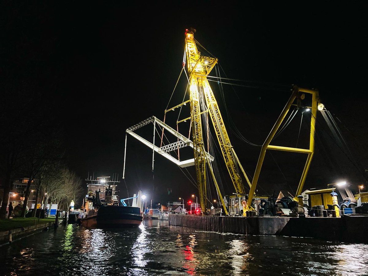 Groot onderhoud aan de Lisserbrug. Spectaculaire show.