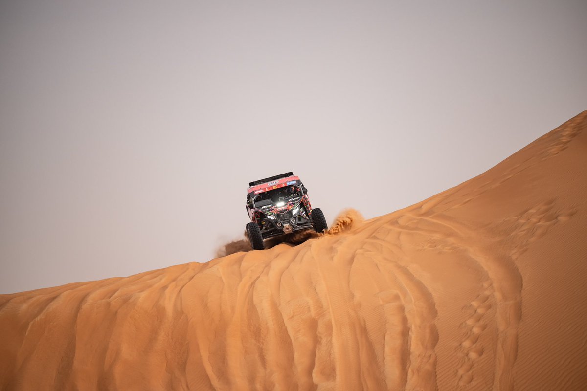PauNavarroF's tweet photo. 13/1/2023🏜️disfrutando en las dunas
#Dakar2023 #DakarInSaudi 

Having fun over the dunes✊🏼 https://t.co/n7fMTTGvKK