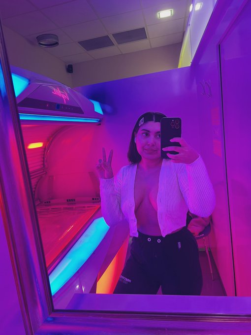 Imi place sa umblu fara chiloti ca nah , niciodata nu stii cand o bagi putin :3 https://t.co/HWHX3x3