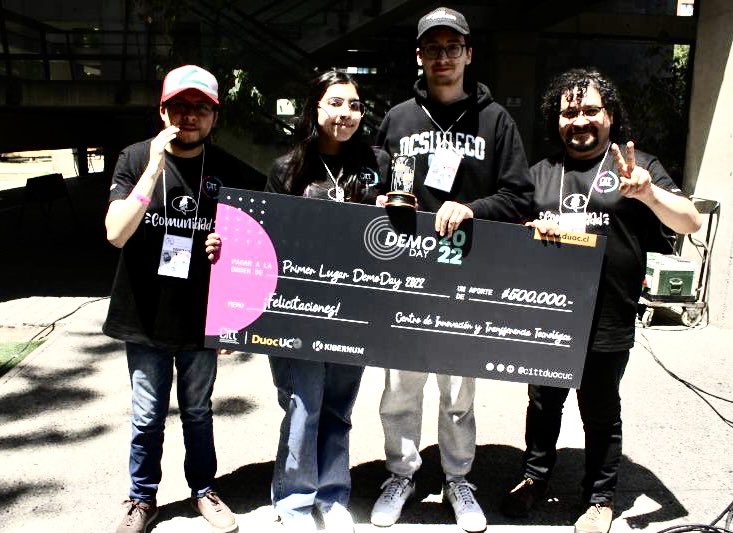 CITTDuocUC's tweet photo. Los invitamos a votar por ROBOT INTÉRPRETE LENGUA DE SEÑAS, proyecto desarrollados por #estudiantes y #docentes de @DuocUC, está en la final de #TECHAWARDS @actitecnologia , en la categoría "Responsabilidad Social e Inclusión Digital".🦾🇨🇱
Accede aquí 👉🏻 https://t.co/GXxVqD6hvn https://t.co/YBWGNoUsad