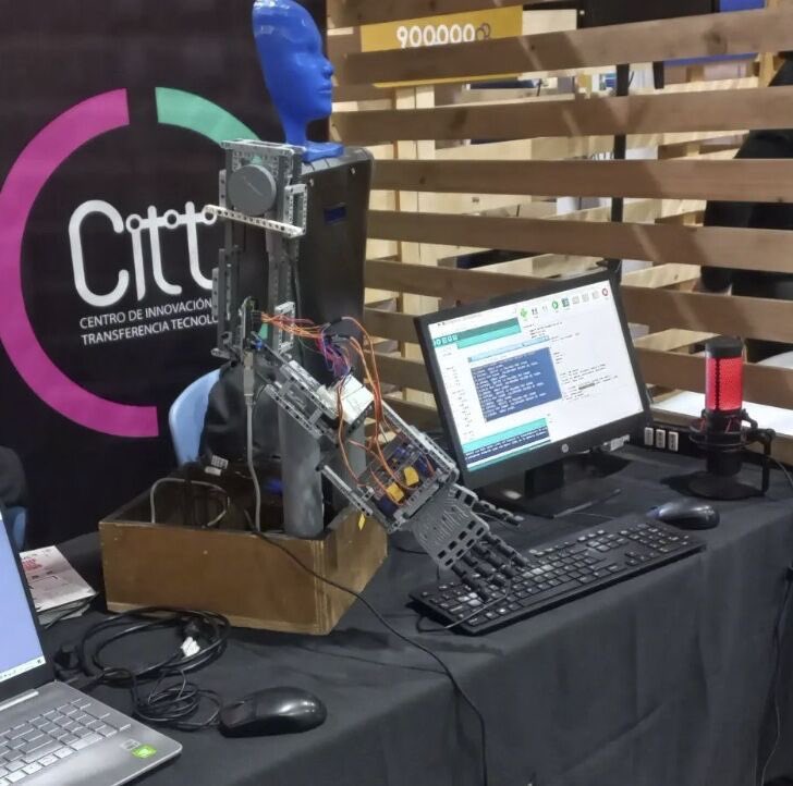 CITTDuocUC's tweet photo. Los invitamos a votar por ROBOT INTÉRPRETE LENGUA DE SEÑAS, proyecto desarrollados por #estudiantes y #docentes de @DuocUC, está en la final de #TECHAWARDS @actitecnologia , en la categoría "Responsabilidad Social e Inclusión Digital".🦾🇨🇱
Accede aquí 👉🏻 https://t.co/GXxVqD6hvn https://t.co/YBWGNoUsad