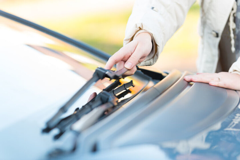 GoCoches's tweet photo. Cómo cambiar los limpiaparabrisas y algunas ofertas para dejar el coche listo para las lluvias https://t.co/6Xasp8vYV3 https://t.co/AozcRnD49H