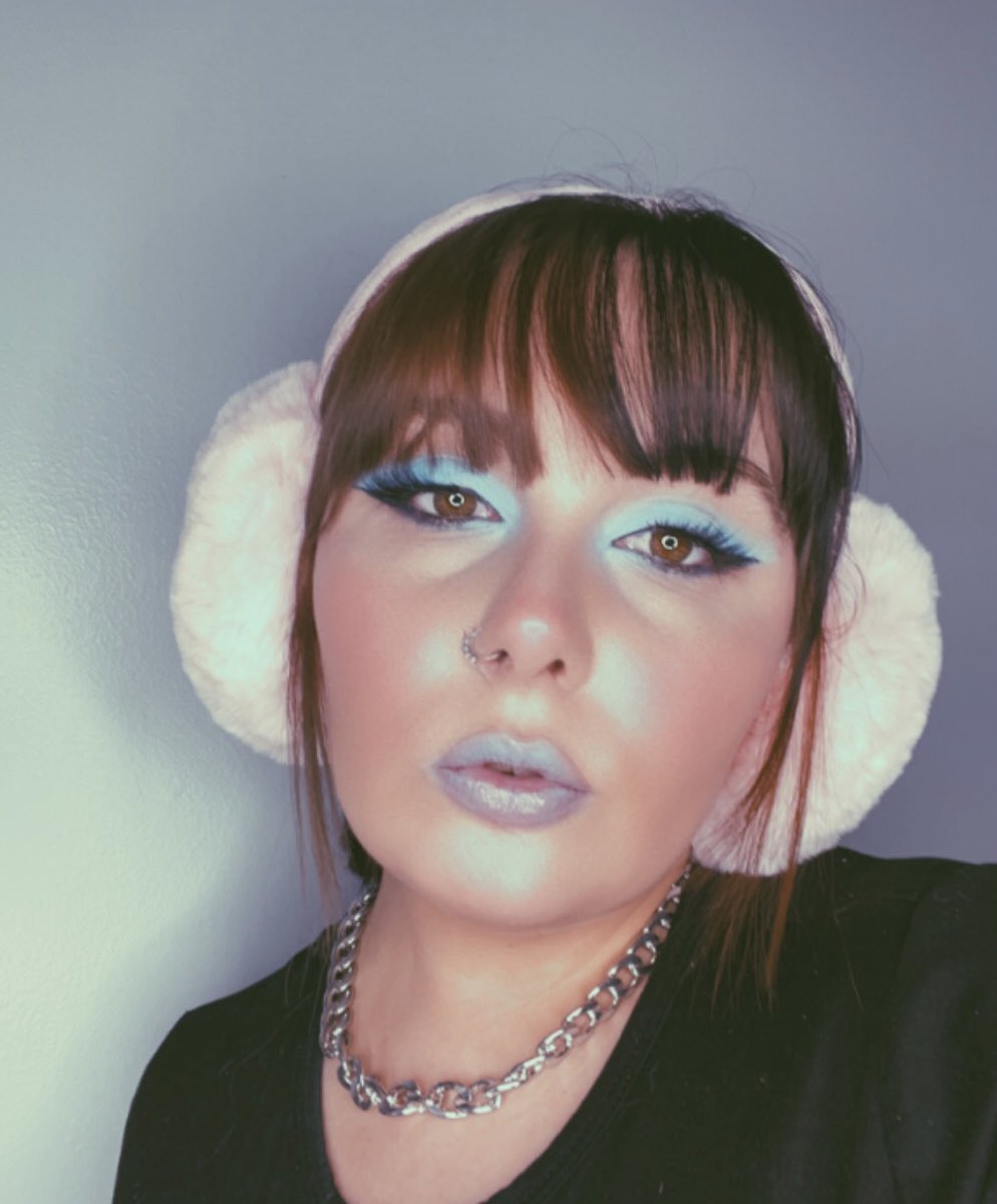 Here’s a quick snap selfie of my Cold Girl makeup challenge ❄️ and my new bangs 🥰
• @ColourPopCo Fade Into Hue Palette
• @BenefitBeauty Roller Liner 
• @sheglamofficial Blush 
• @KissProducts Lashes 

#makeup #makeupchallenge #colourpop #selfie #makeuptrends