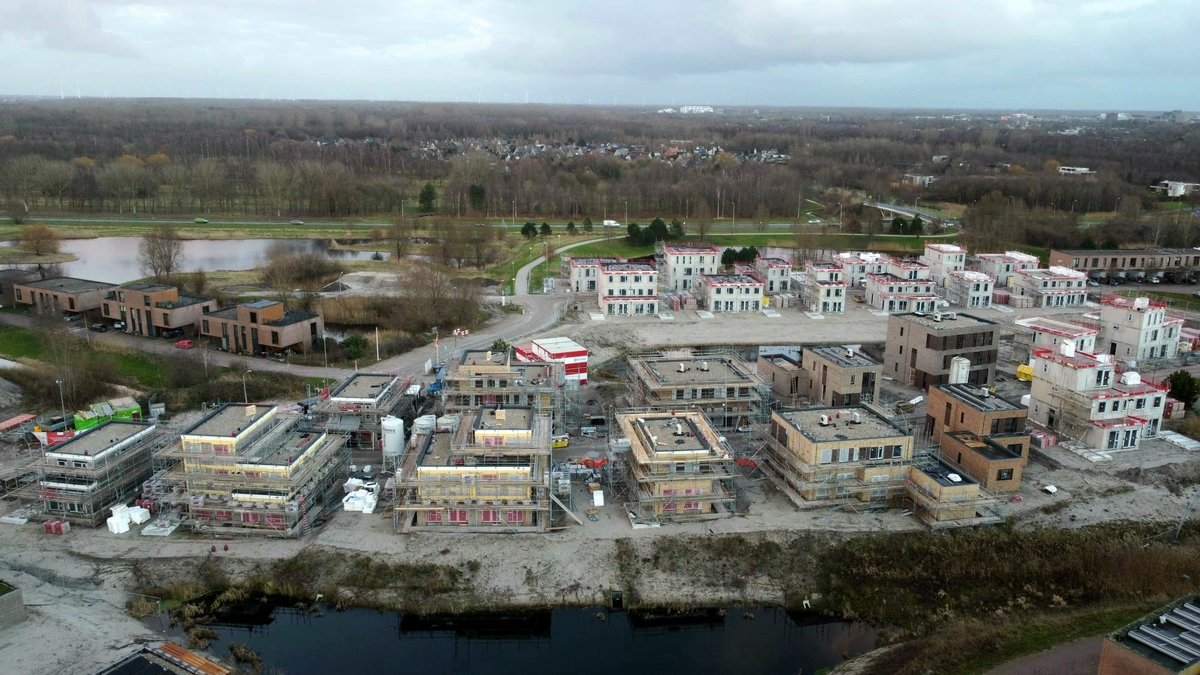 Van Wijnen Lelystad is bezig met de bouw van 43 woningen Duin en Water fase 2 in  Lelystad.
<a href="/VanWijnenGroep/">Van Wijnen</a>
<a href="/sijperda/">Sijperda Verhuur BV</a> <a href="/gosse42/">gosse.cox</a> <a href="/JKKokMetselen/">Jurgen Kok</a> <a href="/wieldrachten/">Van der Wiel Holding</a> <a href="/vandersluistb/">Van der Sluis</a> <a href="/boeve_afbouw/">Boeve Afbouw</a> 
#bgitegelwerk #deboerdakbedekking