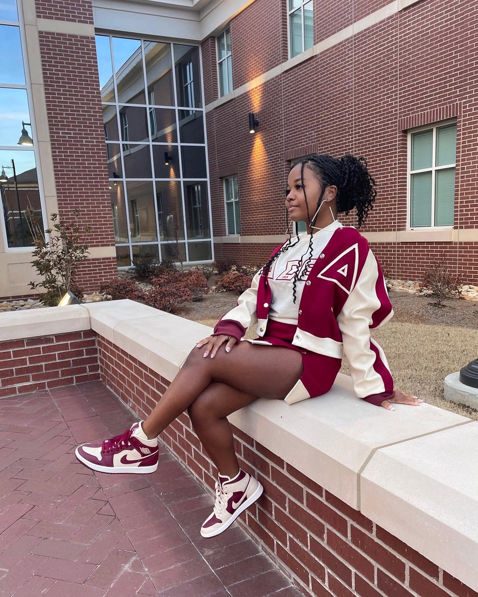 A Lady of Crimson and Cream 🐘🔺
.
.
#FoundersDay #1913 #DecadesofDST #DST110 #J13 #DeltaSigmaTheta