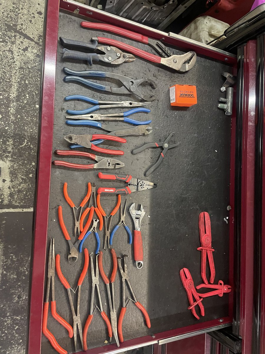 2JZ_MINI's tweet photo. I'm late to the toolbox show but been loving my tool box epiq series @Snapon_Tools #acuratech #mechanic i know my plier drawer needs some help but i have all the tools to get 95% of my jobs done also custom vinyl flooring top is PERFECT too 🧡 https://t.co/7K2i1ILcJj