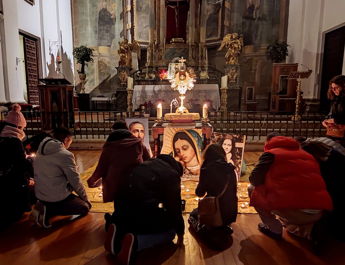 A pesar del frío, no paran de entrar personas para encontrarse con Cristo esta noche... #familynight #TOLEDO