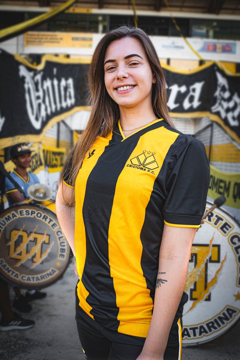 SomosVolt's tweet photo. O jeito de torcer do Carvoeiro é uma vocação. 

É no ritmo da banda e do canto que vem da arquibancada que o Tigre chega embalado pra temporada.

💛🖤

Chegou a nova camisa do  @CriciumaEC para 2023.
Vendas a partir de SÁBADO na @ManiacosTigre.

#SomosVolt #CriciúmaEC https://t.co/FLLLMGDhSf
