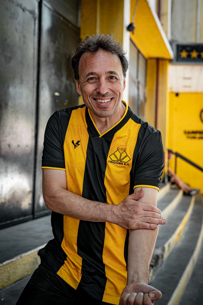 SomosVolt's tweet photo. O jeito de torcer do Carvoeiro é uma vocação. 

É no ritmo da banda e do canto que vem da arquibancada que o Tigre chega embalado pra temporada.

💛🖤

Chegou a nova camisa do  @CriciumaEC para 2023.
Vendas a partir de SÁBADO na @ManiacosTigre.

#SomosVolt #CriciúmaEC https://t.co/FLLLMGDhSf