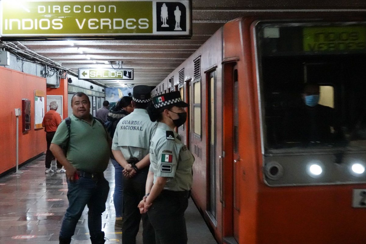 gabrlir's tweet photo. Detienen a mujer por aventar aspas de plástico a vías del Metro; es “ataque a vías de comunicación”, dicen autoridades https://t.co/GDYJXsL6lx https://t.co/Ossq5roIE1