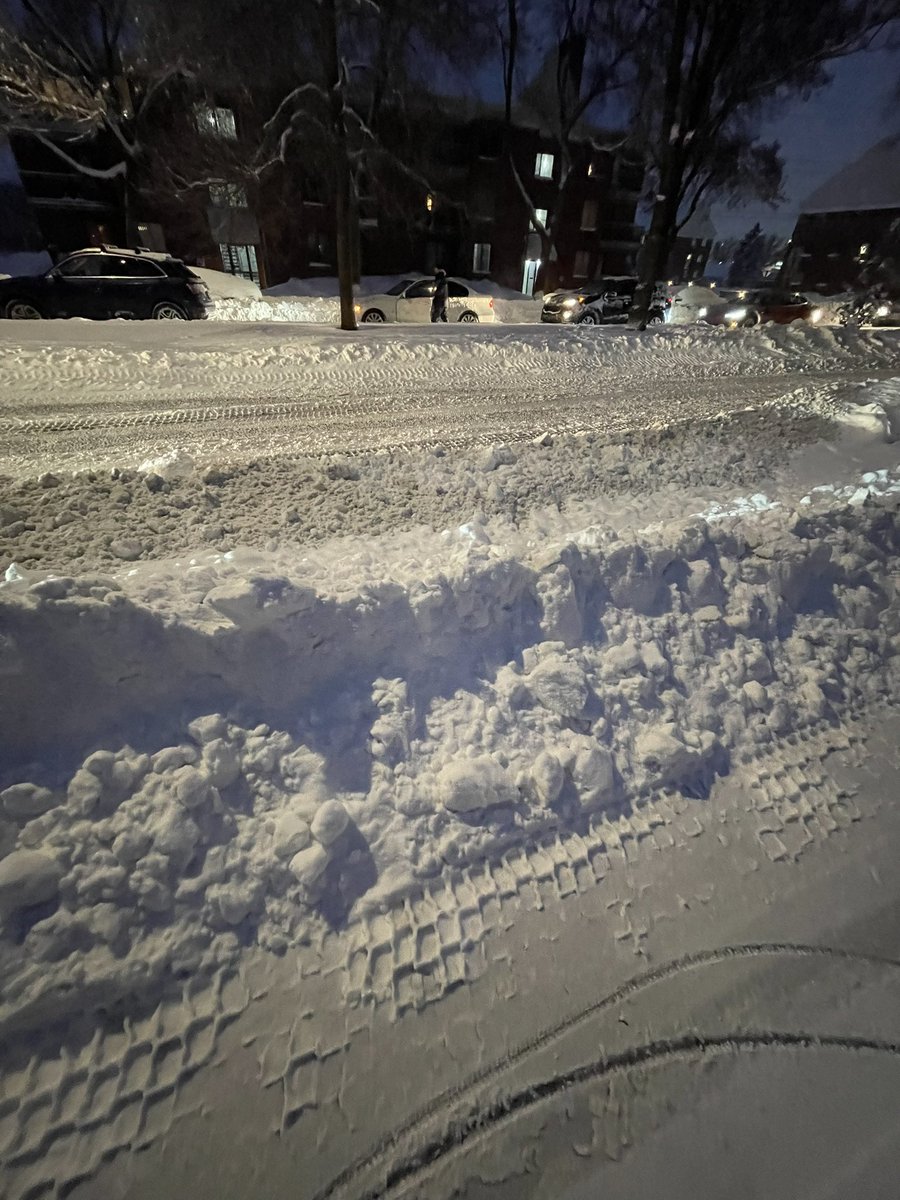 mindsinmotion22's tweet image. Hey @Val_Plante thanks for clearing bike paths i know it’s your top priority, but the snow that gets removed for the bikes is blocking my driveway with a 5 foot wall of snow. I would love to know how I could get into my driveway? @CTVNews @CTVMontreal @JdeMontreal