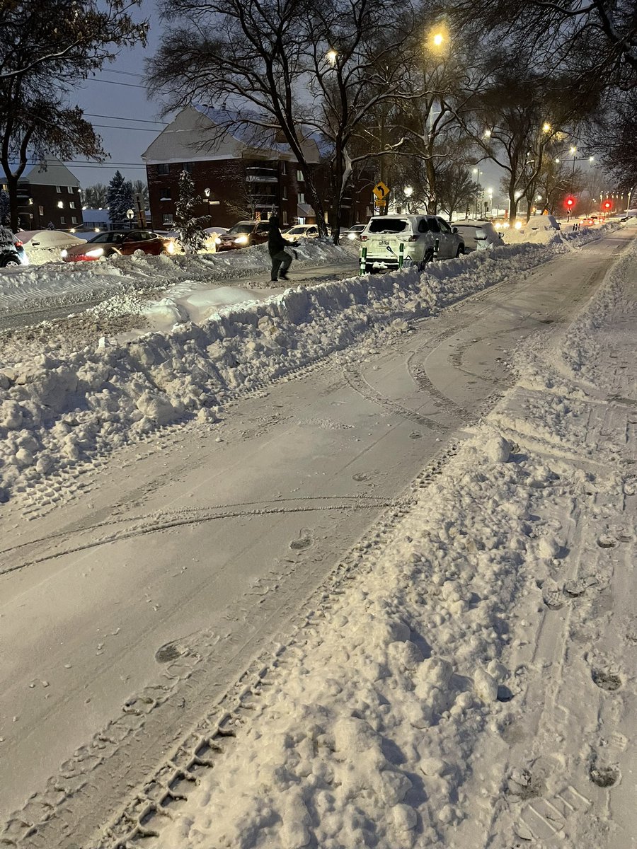 mindsinmotion22's tweet image. Hey @Val_Plante thanks for clearing bike paths i know it’s your top priority, but the snow that gets removed for the bikes is blocking my driveway with a 5 foot wall of snow. I would love to know how I could get into my driveway? @CTVNews @CTVMontreal @JdeMontreal