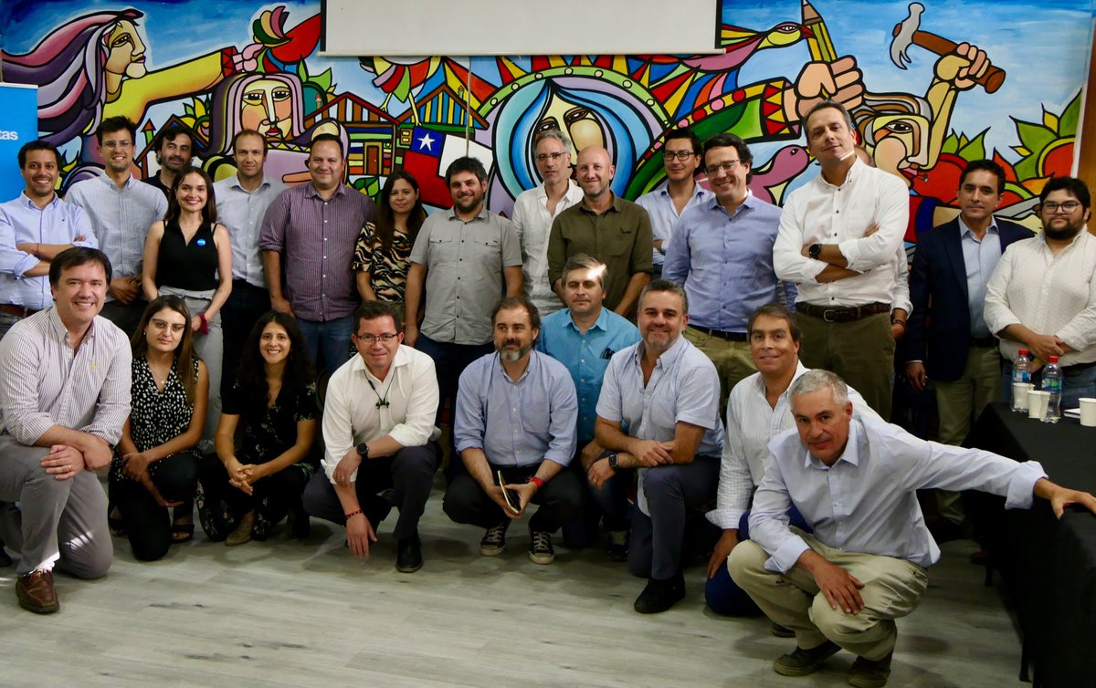 ADVS141's tweet photo. 🟢 Con participación del Minvu, inmobiliarias, constructoras, fundaciones y profesionales con sello social, la ADVS impulsa con fuerza el trabajo de este 2023!
🌞🏠🌳
#ADVS #Minvu #TechoChile #ViviendaSocial https://t.co/9yb8BBVgx8