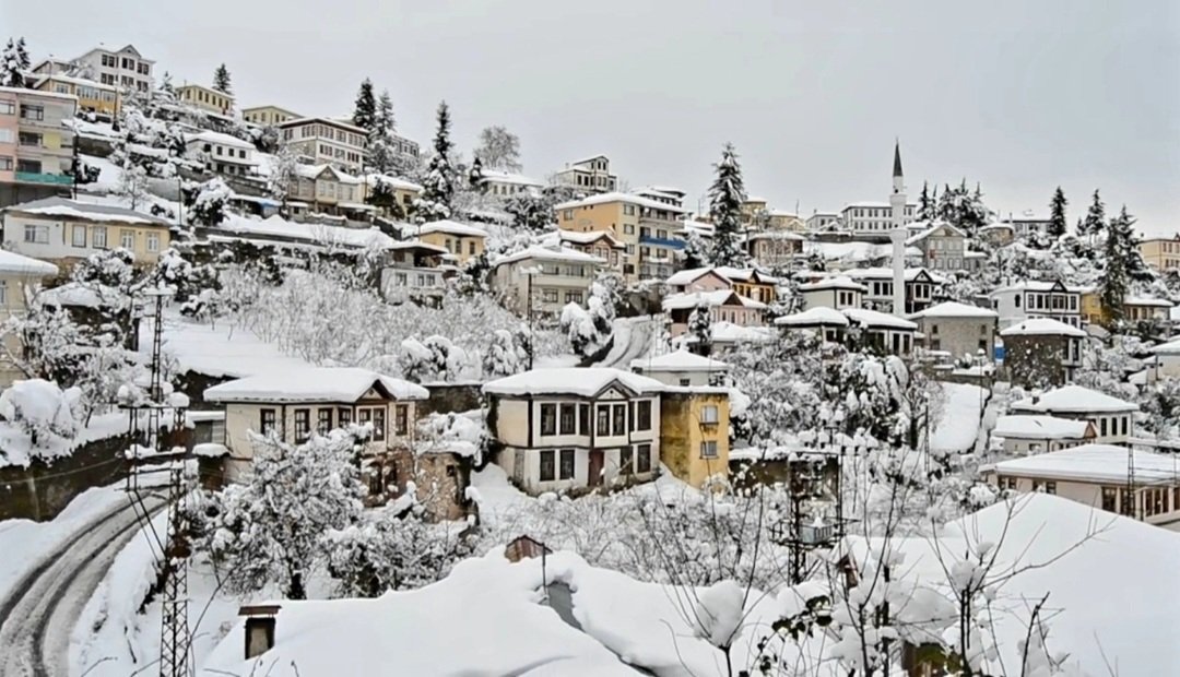 "Kalandar Gecesi'ne karlı bir fotoğraf bırakmadan olmazdı. 

Kaç poşet bırakılırdı kapılara... 

Kaç ceviz, kaç fındık, kaç portakal toplardık kim bilir...

Paylaşmanın, mahalle ve sokak dostluğunun gecesidir, 'Kalandar Gecesi'

Trabzon, Akçaabat/Tarihi Orta Mahalle Evleri.