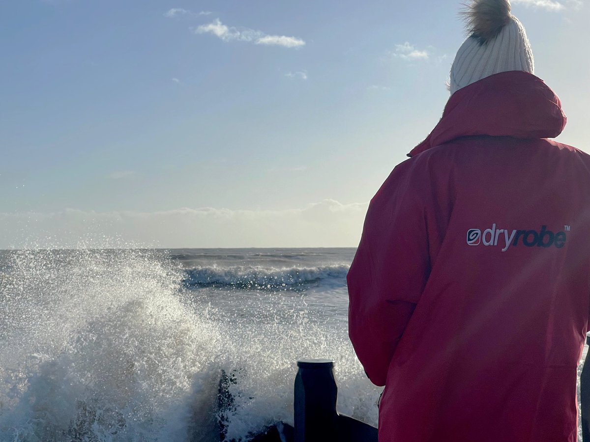 Watching the tide roll in 🌊  And a swim not for the faint hearted 🏊🏻‍♀️🏊🏻‍♀️ Big swell, 20mph wind and cosy in our #dryrobe ♥️ #dryrobeterritory #wildswimming #beachlife #vitaminsea #polarbearchallenge #FridayFeeling @AsDaughter1 #EastSussex