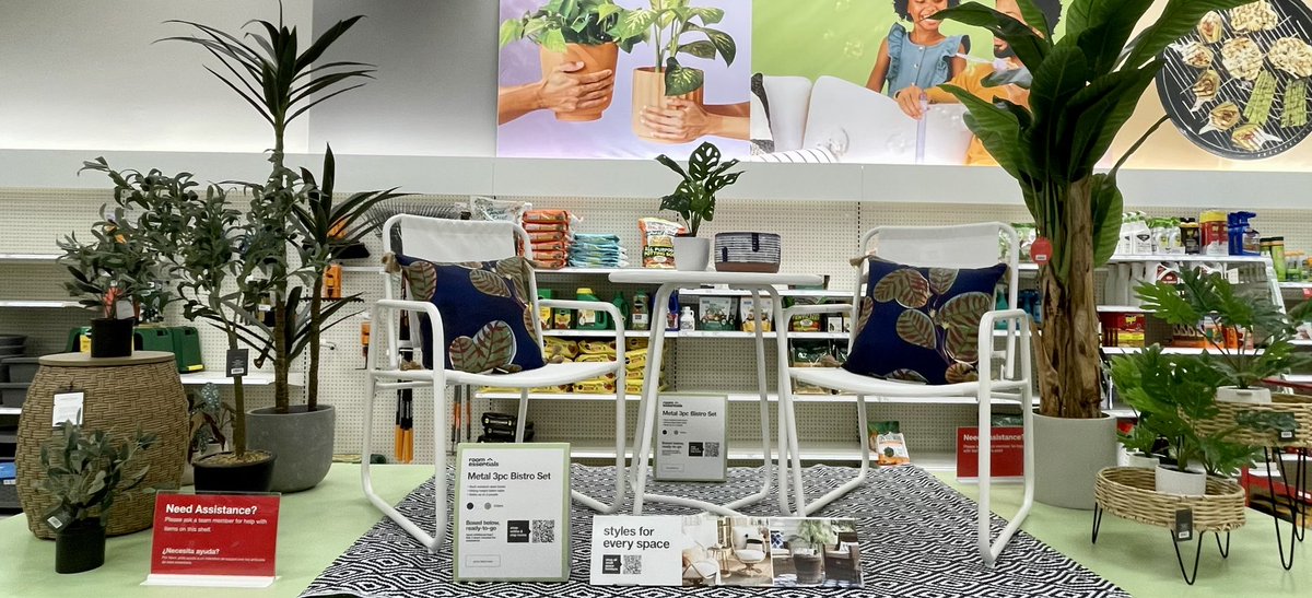 Let there be Spring🪴 @target South #Sarasota #T0665 #D354 #SiestaKey #TampaBay #Patio #PatioSets #Planters #BBQGrills #VisualMerchandising