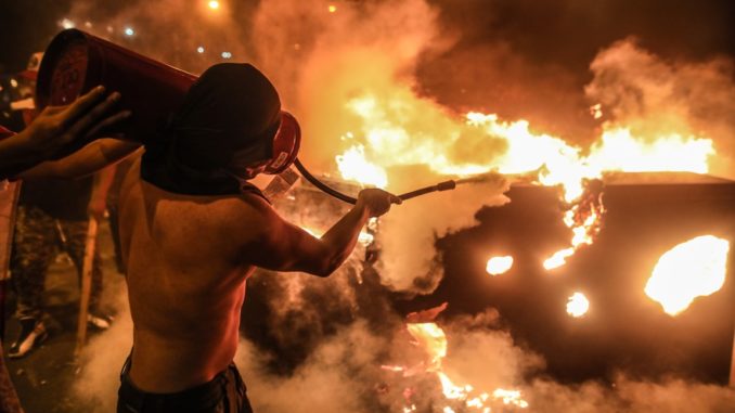 contrala93's tweet photo. ¿Se acuerdan que en abril 2022, la derecha salió a destruir Lima: quemaron la Corte Superior de Justicia, saquearon Tambo y varias estaciones del Metropolitano? Matones pagados gritando fraude.

No los vimos terruqueando y pidiendo bala. Hipócritas. #ContraLa93 #quesevayantodos https://t.co/yvXrnNVmL8