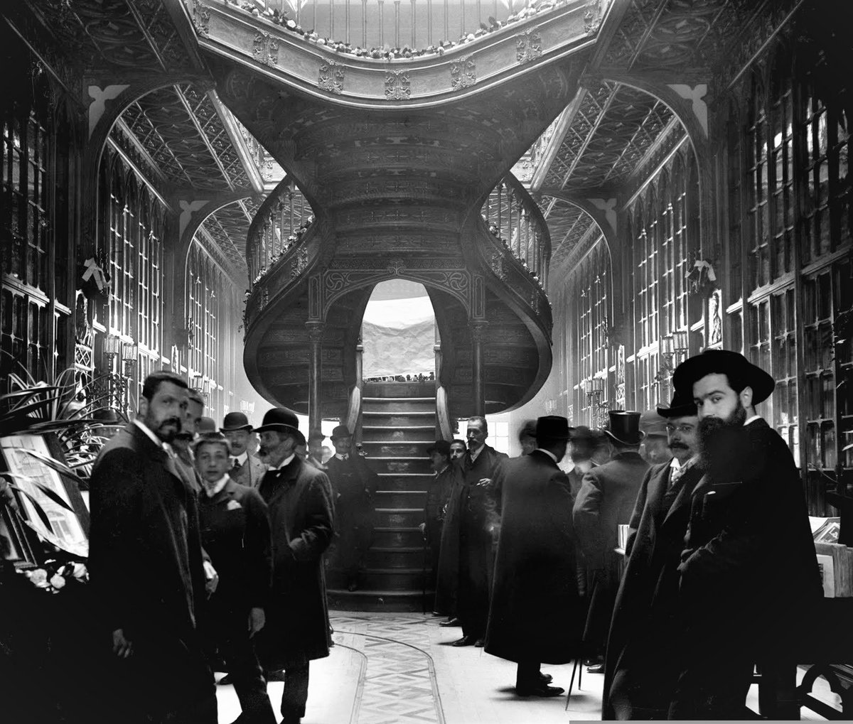 inauguração da Livraria Lello a 13 de Janeiro de 1906 
- fotografia de Aurélio Paz dos Reis