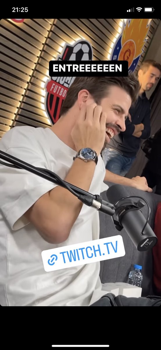 Piqué anunciando a Casio como nuevo auspicio // Minutos antes usando el Rolex

Infiel hasta pal marketing hermano