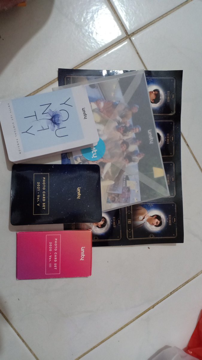 viauliaaa_'s tweet photo. Hallo gais, aku mau jual photo card Satu, Terbunuh sepi (Satu bundel), dan Un1ty 1st virtul fansign. Ada yang mau ? https://t.co/w8ChtSvg5Q