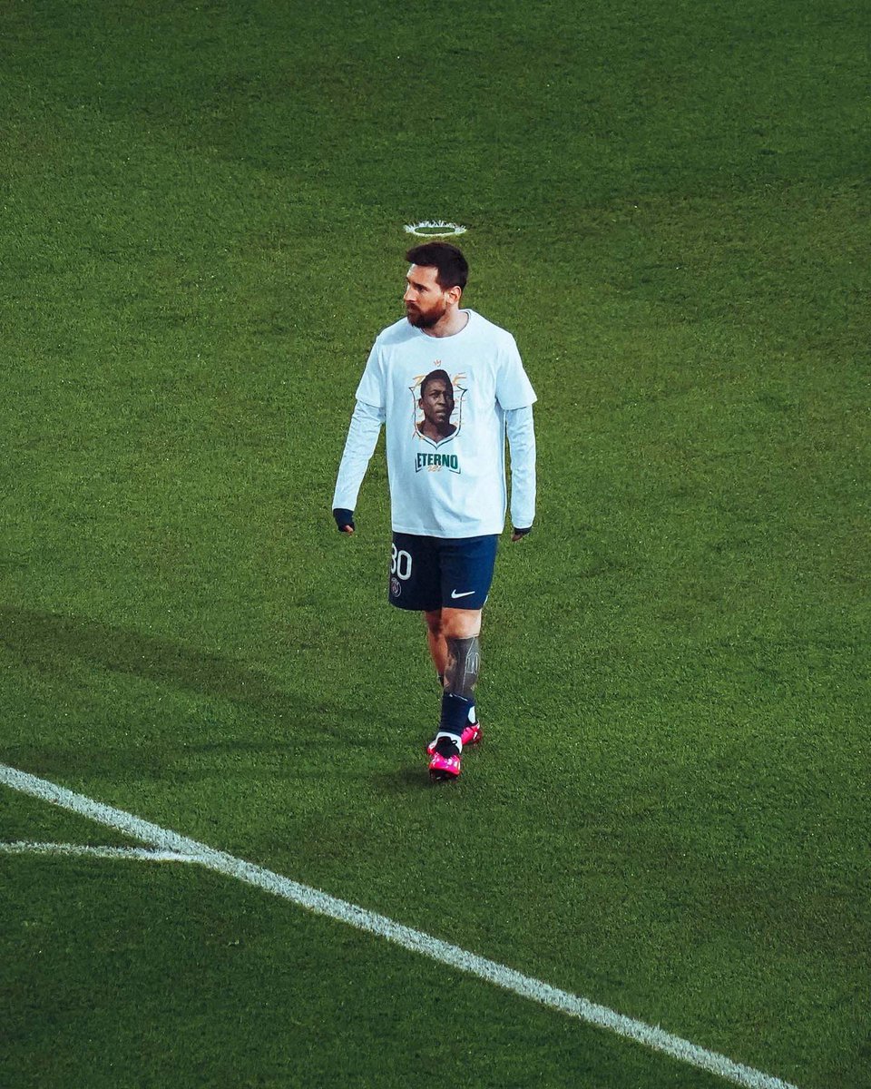 goatednews's tweet photo. The most perfectly timed picture 😇

#leomessi #argentina #messi #lionelmessi #lionelmessi10 #LM10 #psg #parissg #parisgram #neymar #neymarjr #ligue1 #mbappe #mbappé #kylianmbappe #Pele #Brazil #Brasil #CR7 #CristianoRonaldo #Ronaldo #Cristiano #Neymar #parissgfans #parisfans https://t.co/QEKGoTosG9