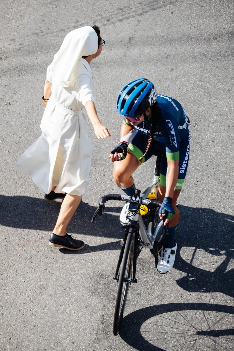 La hermana Maru y Katherin Montoya son las protagonistas de esta foto que captó Juan Felipe Rubio 🇨🇴 en el Tour Femenino y que está nominada en los The Mark Gunter Photo Awards 2022.

Fueron 10 fotografías las seleccionadas en la categoría profesional. 

Aquí el resto 👇🏼🧵