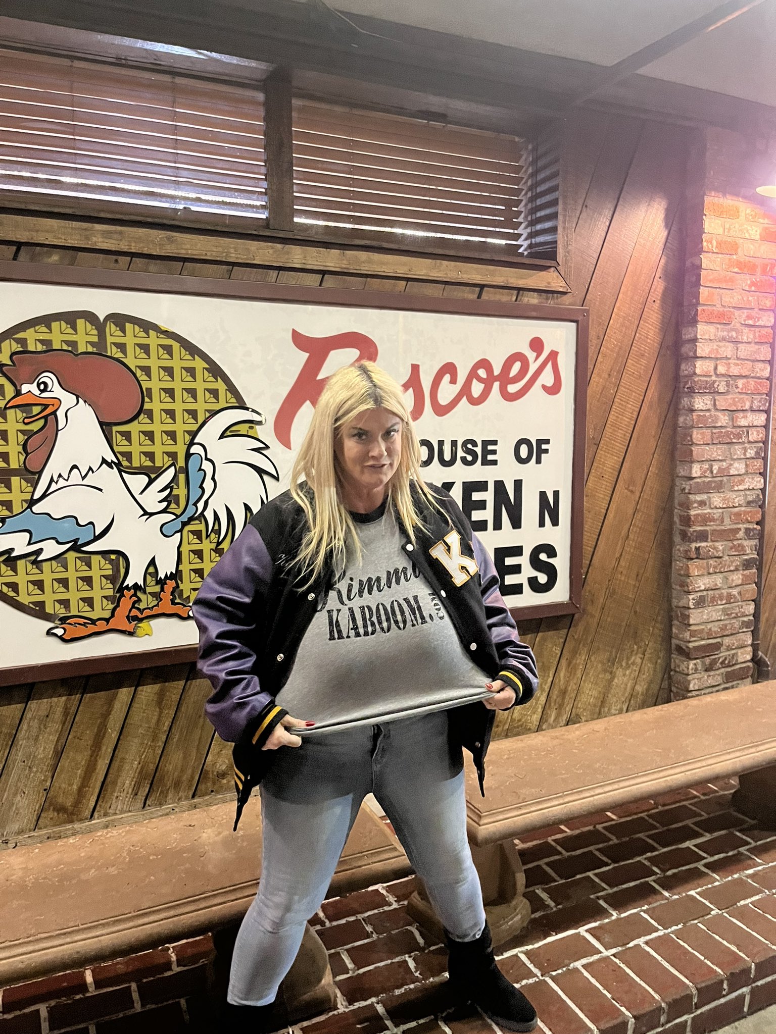 1 pic. #Roscoeschickenandwaffles and Boobs 😂 @mrdarrellkaboom @thekimmiekaboom and Mr bbwhighway https://t.co/Xx0brnZhpt