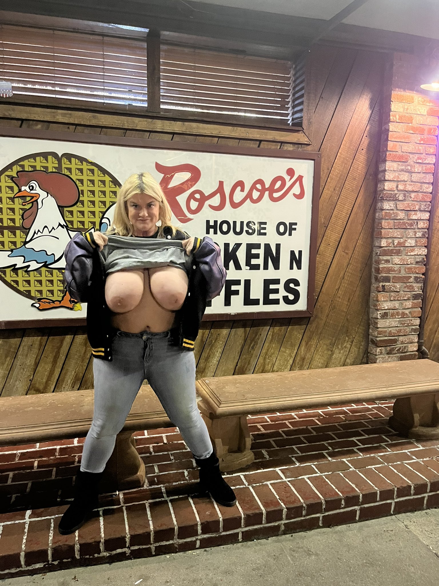 4 pic. #Roscoeschickenandwaffles and Boobs 😂 @mrdarrellkaboom @thekimmiekaboom and Mr bbwhighway https://t.co/Xx0brnZhpt