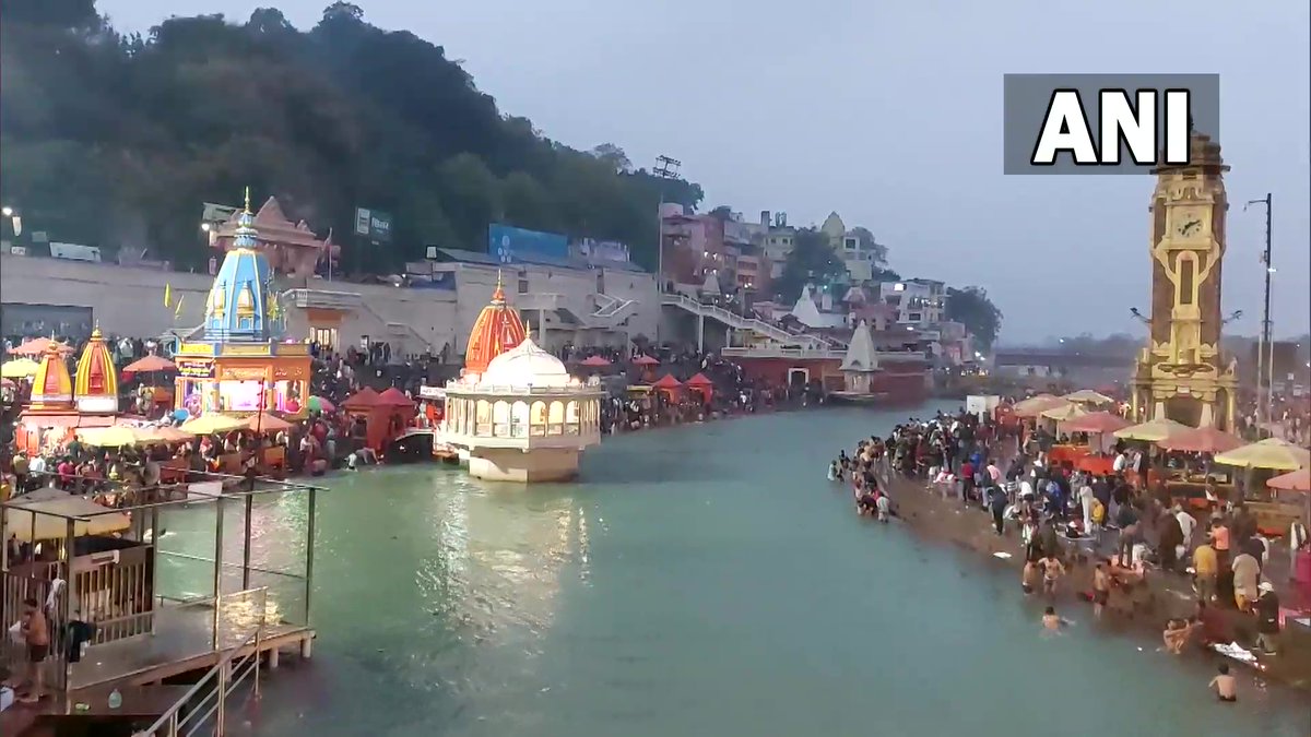ANINewsUP's tweet photo. Uttarakhand | Devotees took a holy dip in river Ganga in Haridwar on the occassion of #MakarSankranti https://t.co/yzxfMLMY1b