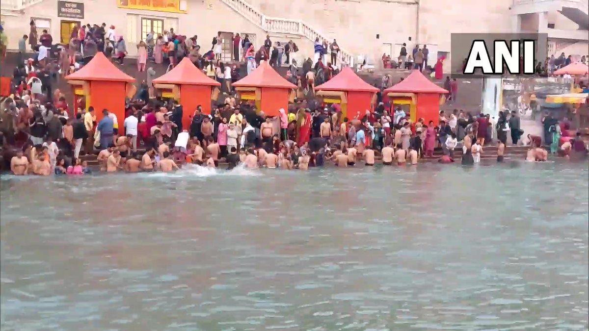 ANINewsUP's tweet photo. Uttarakhand | Devotees took a holy dip in river Ganga in Haridwar on the occassion of #MakarSankranti https://t.co/yzxfMLMY1b