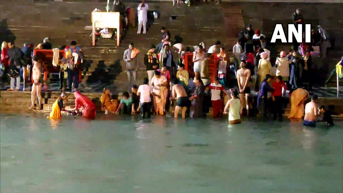 ANINewsUP's tweet photo. Uttarakhand | Devotees took a holy dip in river Ganga in Haridwar on the occassion of #MakarSankranti https://t.co/yzxfMLMY1b