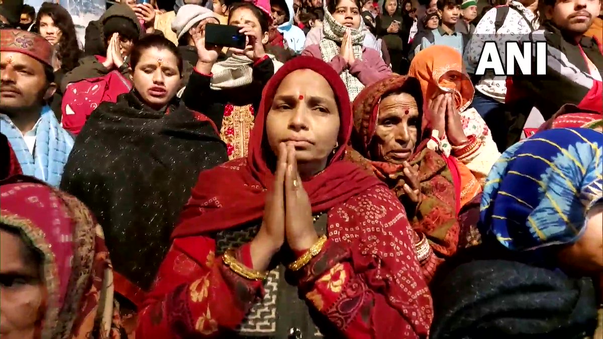 ANINewsUP's tweet photo. Uttarakhand | Devotees took a holy dip in river Ganga in Haridwar on the occassion of #MakarSankranti https://t.co/yzxfMLMY1b