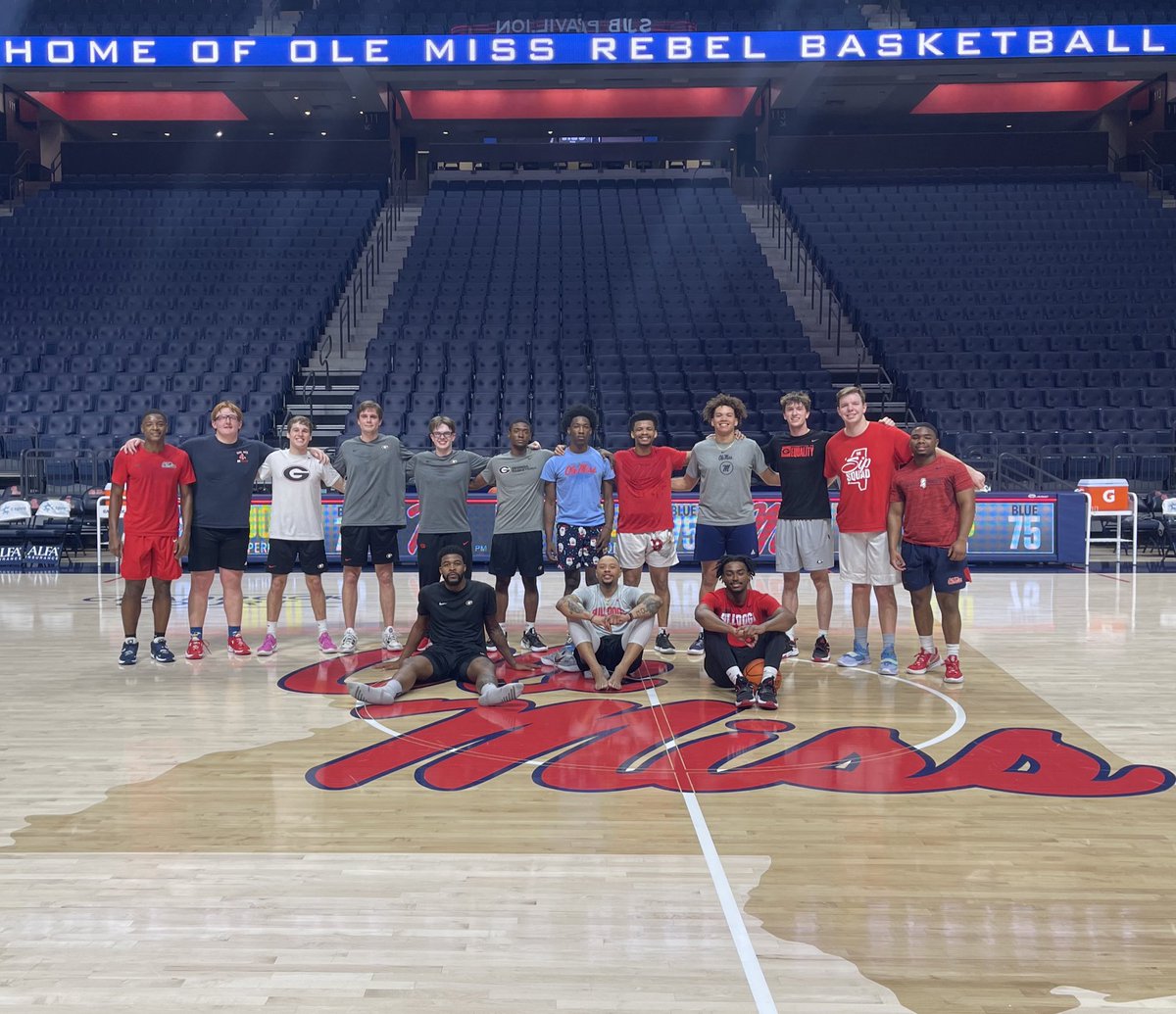 UGA_MBBManagers's tweet photo. Dawgs get a win over @OMmbbmanagers 75-53!

@ManagerGames_ // #GoDawgs https://t.co/aLOiPgqs1b
