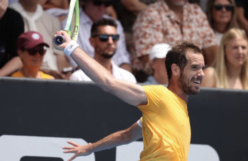 fermurciego's tweet photo. 🇫🇷 Se fue Tsonga. Se fue Simon. Pero aquí hay un tipo de 36 años que todavía tiene mecha.

🏆 Richard GASQUET, campeón en #Auckland remontando a Cameron Norrie (46 64 64). Larga vida a todos los tenistas de su generación. Y a ese revés a una mano. https://t.co/e9gvFu78cS