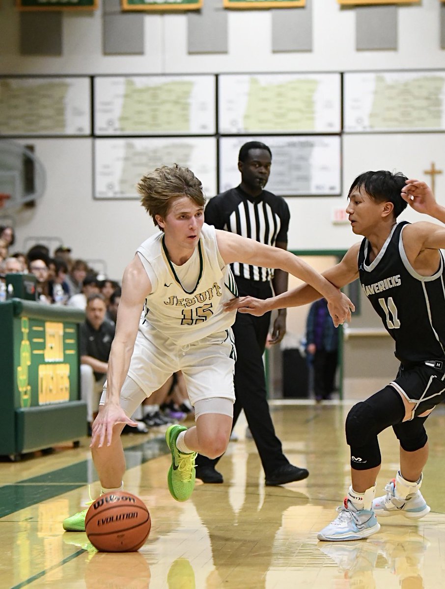 Jesuit wins 64-60!! |  #JesuitCrusaders vs #MountainsideMavericks @JesuitHighPDX @TheSaderNation 
@mountainsidehs @Maverick_Hoops @SBLiveOR @PrepHoopsOR #GoSaders #SaderNation #OSAA #opreps #Platypod @platypodtripods #PocketWizard  
(📷©️SaderNation.org)