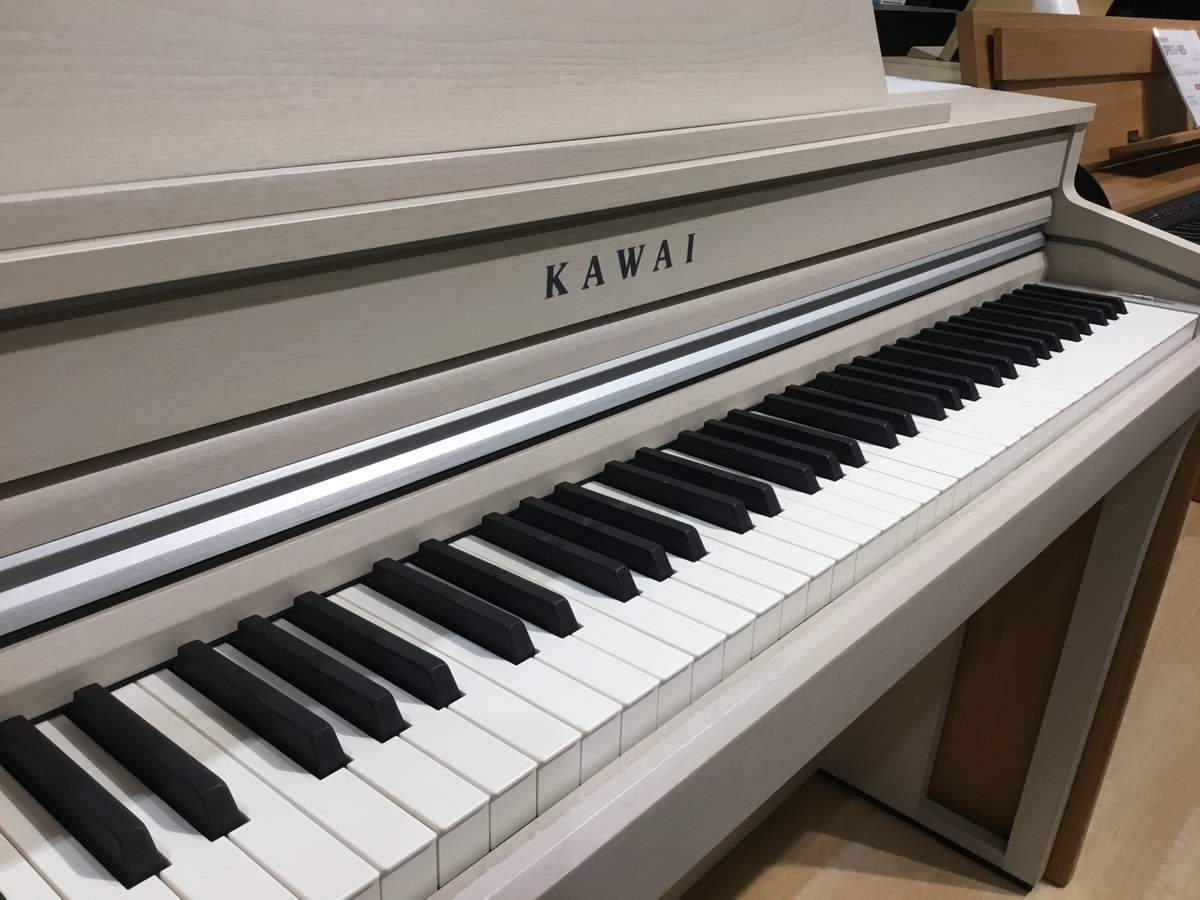 shima_kinshicho's tweet photo. お買い得電子ピアノのご紹介✨

本格ピアノタッチが魅力の #KAWAI #CA59 が展示品１台限りのお買い得です🎶
ホワイト木目調の外装でお部屋に合わせやすくて👍

趣味・レッスンピアノとして活躍できるグレードの機種です😊
目立つキズも無く綺麗な状態ですので是非この機会に！

#電子ピアノ
#木製鍵盤 https://t.co/FsOD28I9pM