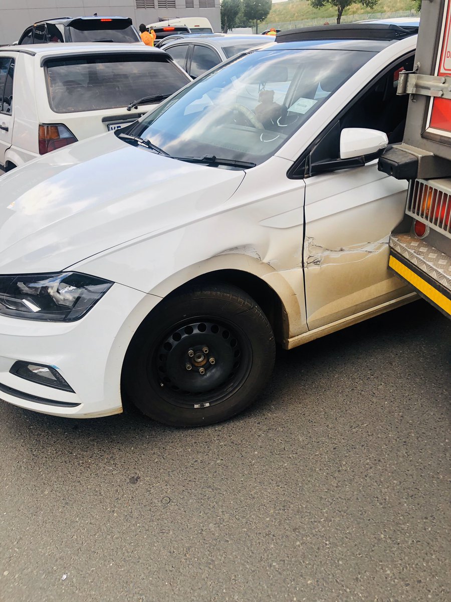 FaithTheBae1's tweet photo. Late Last year I have been scratched by @SimbaChipsSA employee.I opened an accident report coz the lady said they will fix my car.till now my car is not fixed 😭they telling me to do my own 3 quotations which costs R1500..I hate this company with all my heart😭 I even h8 my car😭 https://t.co/MOKimsaQSt