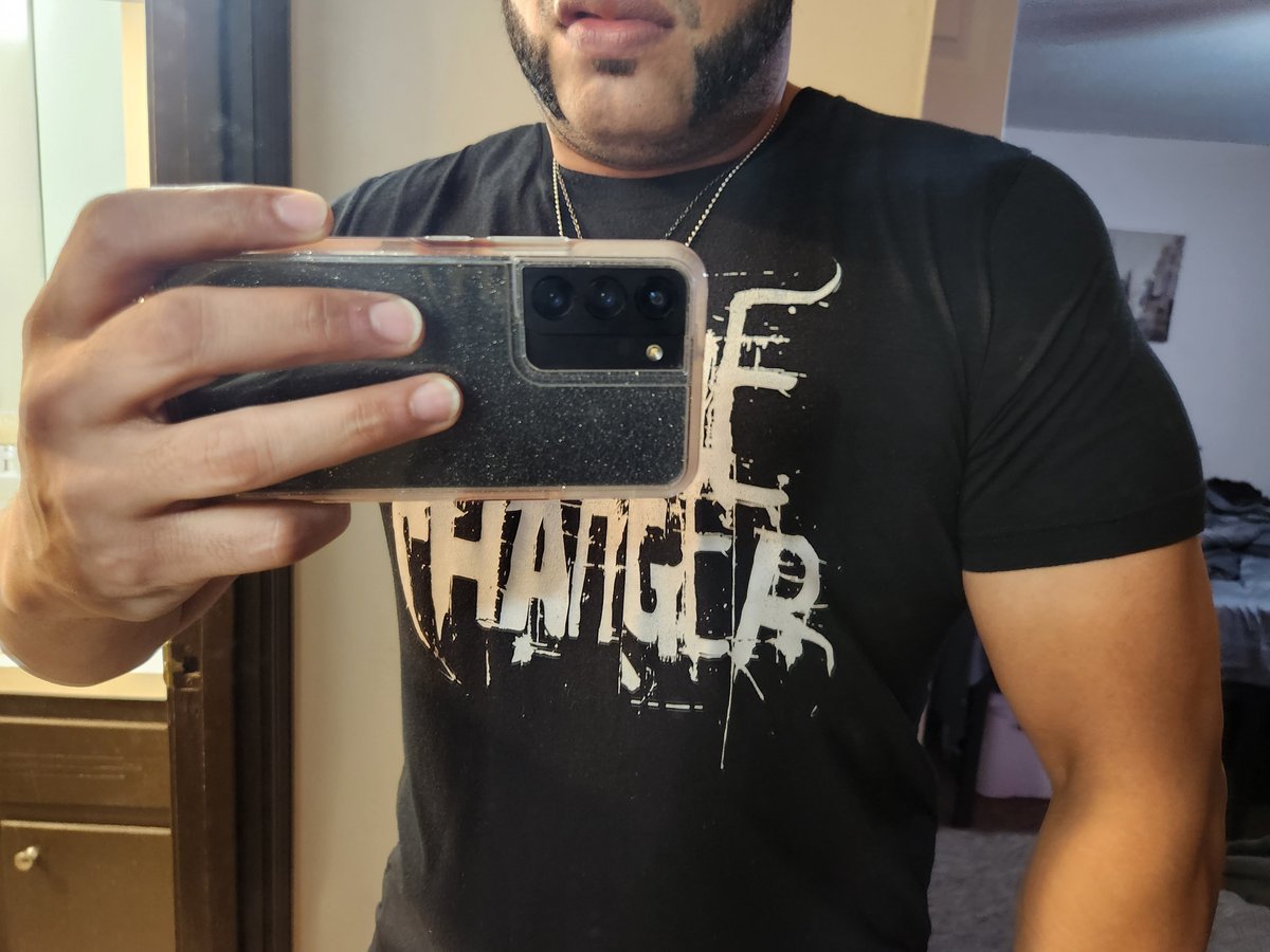 realsamfines's tweet image. Y'all don't know SHIT about #EmoFight...

(Side Note: Look at THIS guy; Last Emo Fight vs. Today. Same shirt. Different Body. FUCK, I was a SKINNY GEEK.) #MethodActor